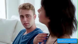 Pozrite si tento cutie teenager brunetka sania obrovský penis a stále jej kunda prsty hlboko