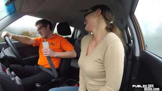 ���ឺរ៉ុបទារកដេកពីក្រោយដោយនាងគ្រូបង្រៀនផ្លូវ