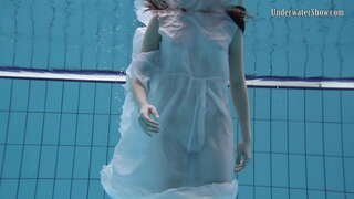 ̝� 수중 세계에 알몸 아가씨