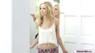 Навраси бо маленькими сиськами облизал, ва он гоҳ оправил беҳтарин шарики зан-лесбиянку