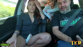 די מאַשין איז פול, און ענדזשויז ליבע געץ נאַקעט אין דורכפאָר