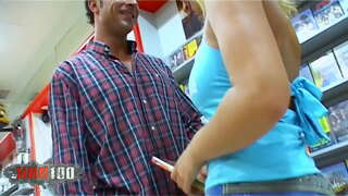 Jonge Blonde spaanse babe Sonia Manrique met grote natuurlijke tieten hard geneukt in de kont in de video club Jonge Blonde spaanse babe Sonia Manrique met grote natuurlijke tieten hard geneukt in de kont in de video club