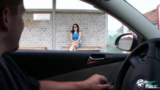 Կեղտոտ պիժոն է ընտրում միայնակ գեղեցկուհու վրա ավտոկայան, ի ցույց տալով նրան, թե ինչպես է, թույն է հրապարակային трах բնության