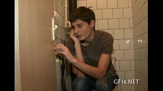 Момче седи и гледа