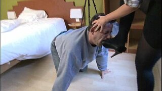 Љубовница што ја машките робови лижат неа високи потпетици чевли