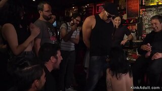 Bazı barda Euro esmer köle yalamak ve horoz emmek için yapılmış