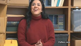 Kurvikas Latina varas kiinni ja perseestä kiimainen vartija