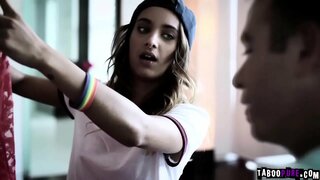 טשאַד גיין אין די פאַמיליס הויז פאָרשטעלן אין האַנט געהער אים אַרייַן