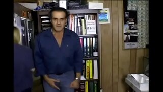 Ta paga na e servisio, di otro manera...